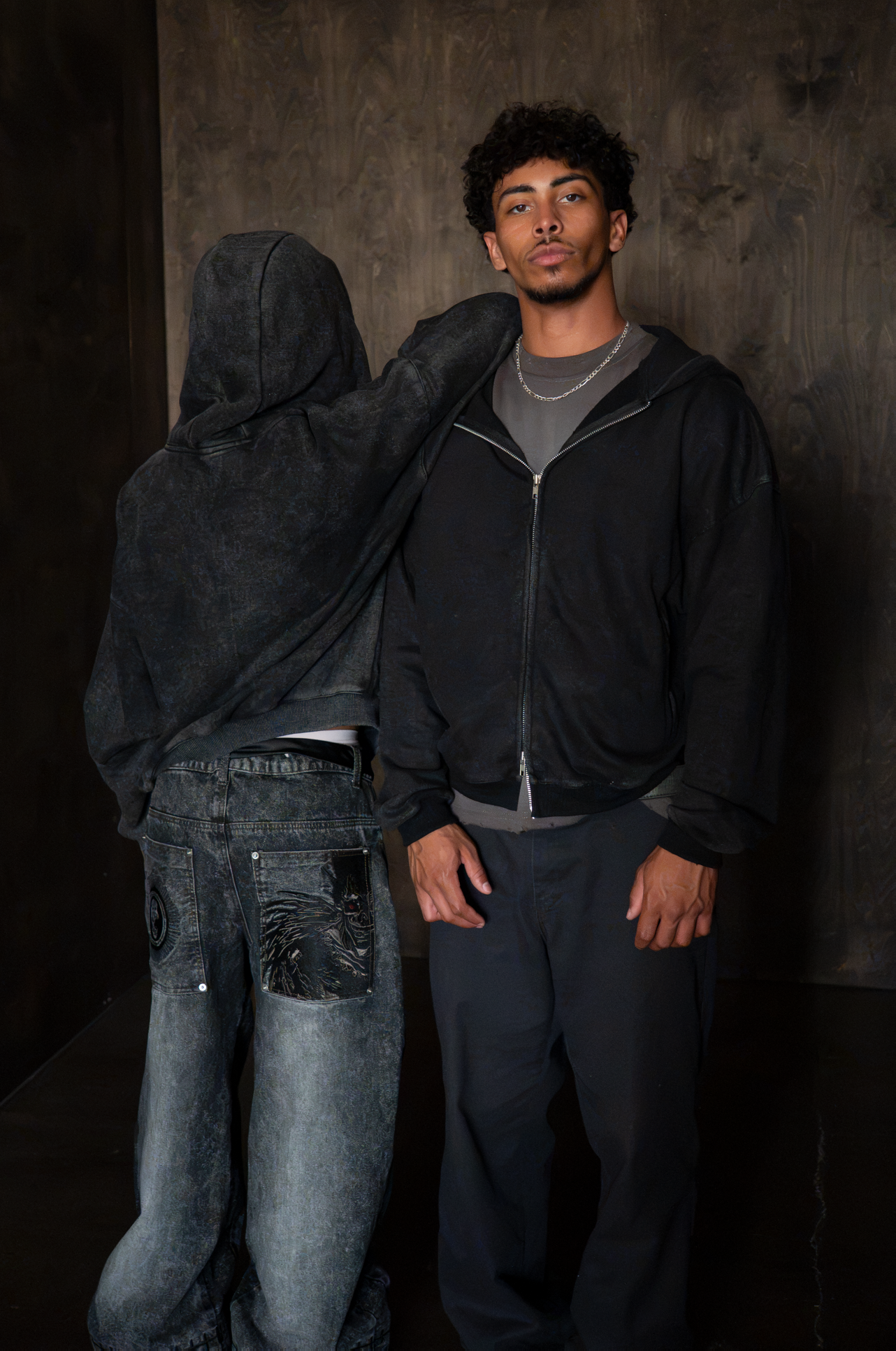 ESSENTIAL ZIP-UP
